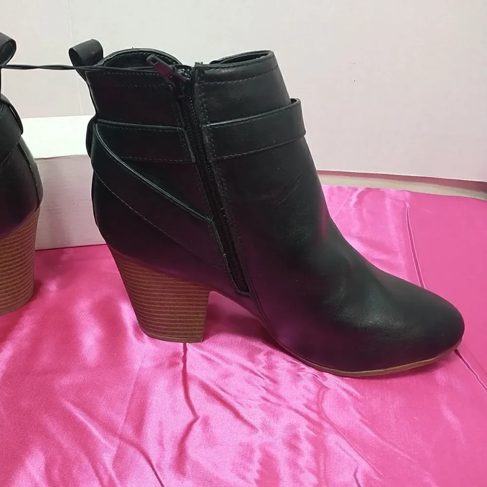 Time and True Womans SZ 11 W Ankle Boots Memory Foam Black Side Zip .